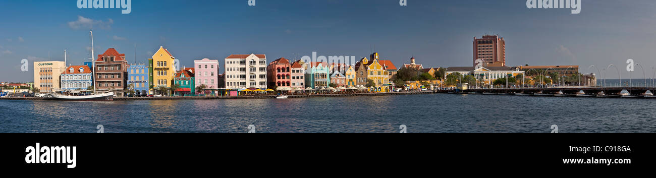 Curaçao, île des Caraïbes, Willemstad. Punda trimestre. Les maisons historiques sur front de mer. Banque D'Images
