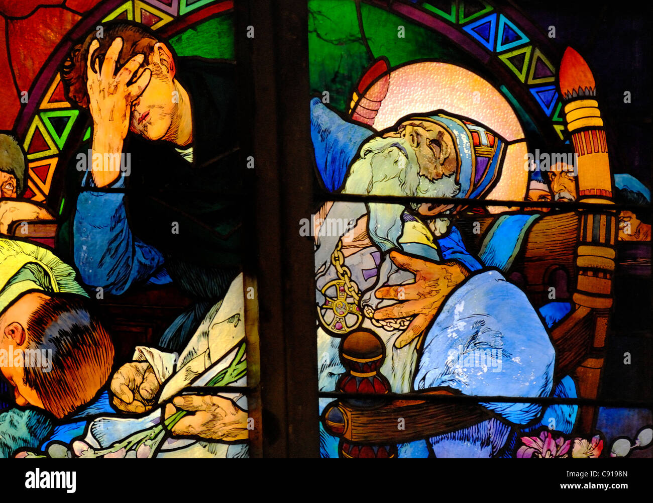 Prague, République tchèque. La Cathédrale St Vitus'. Vitrail - La vie des saints Cyrille et Méthode (1931), Alphonse Mucha Banque D'Images