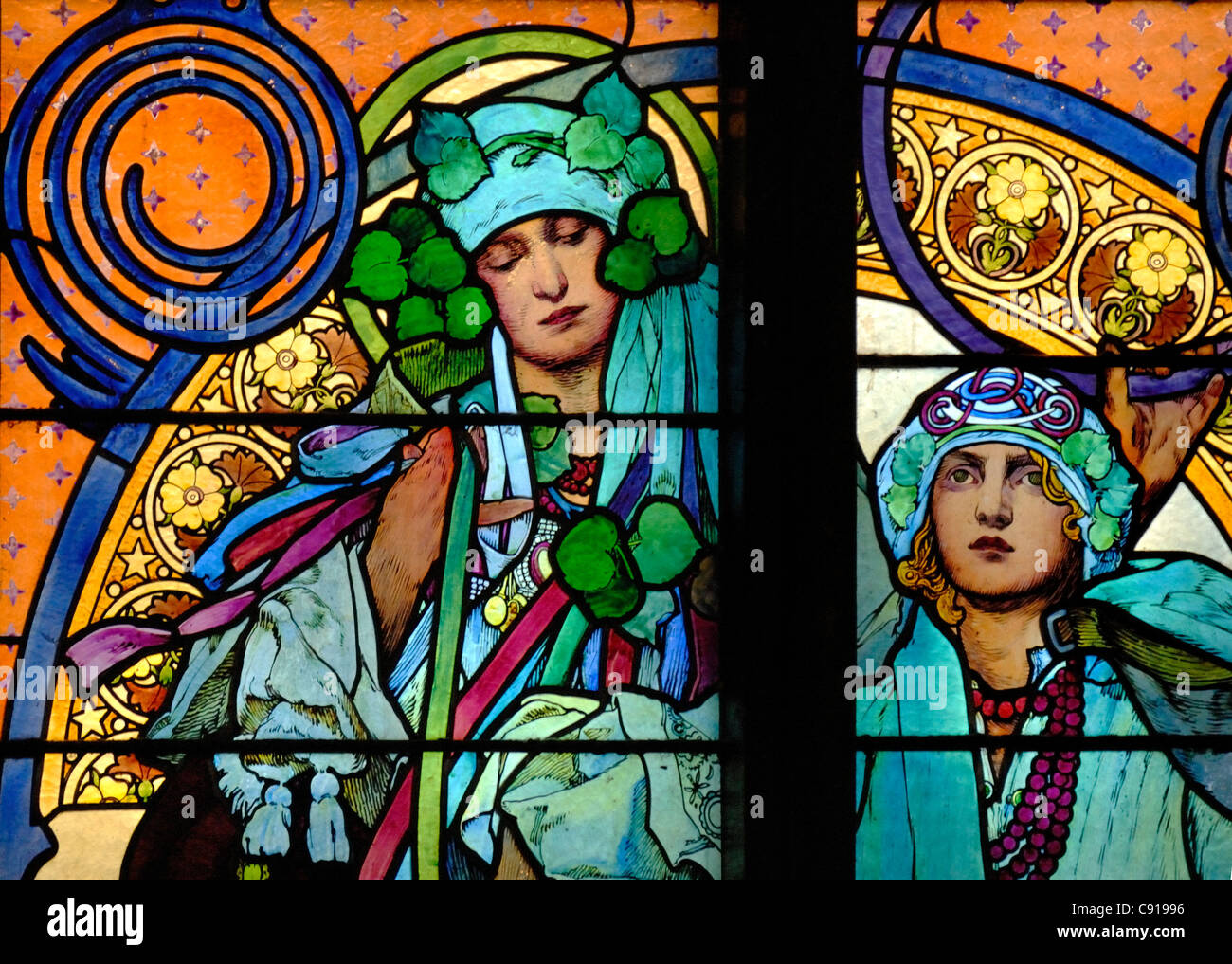 Prague, République tchèque. La Cathédrale St Vitus'. Vitrail - La vie des saints Cyrille et Méthode (1931), Alphonse Mucha Banque D'Images