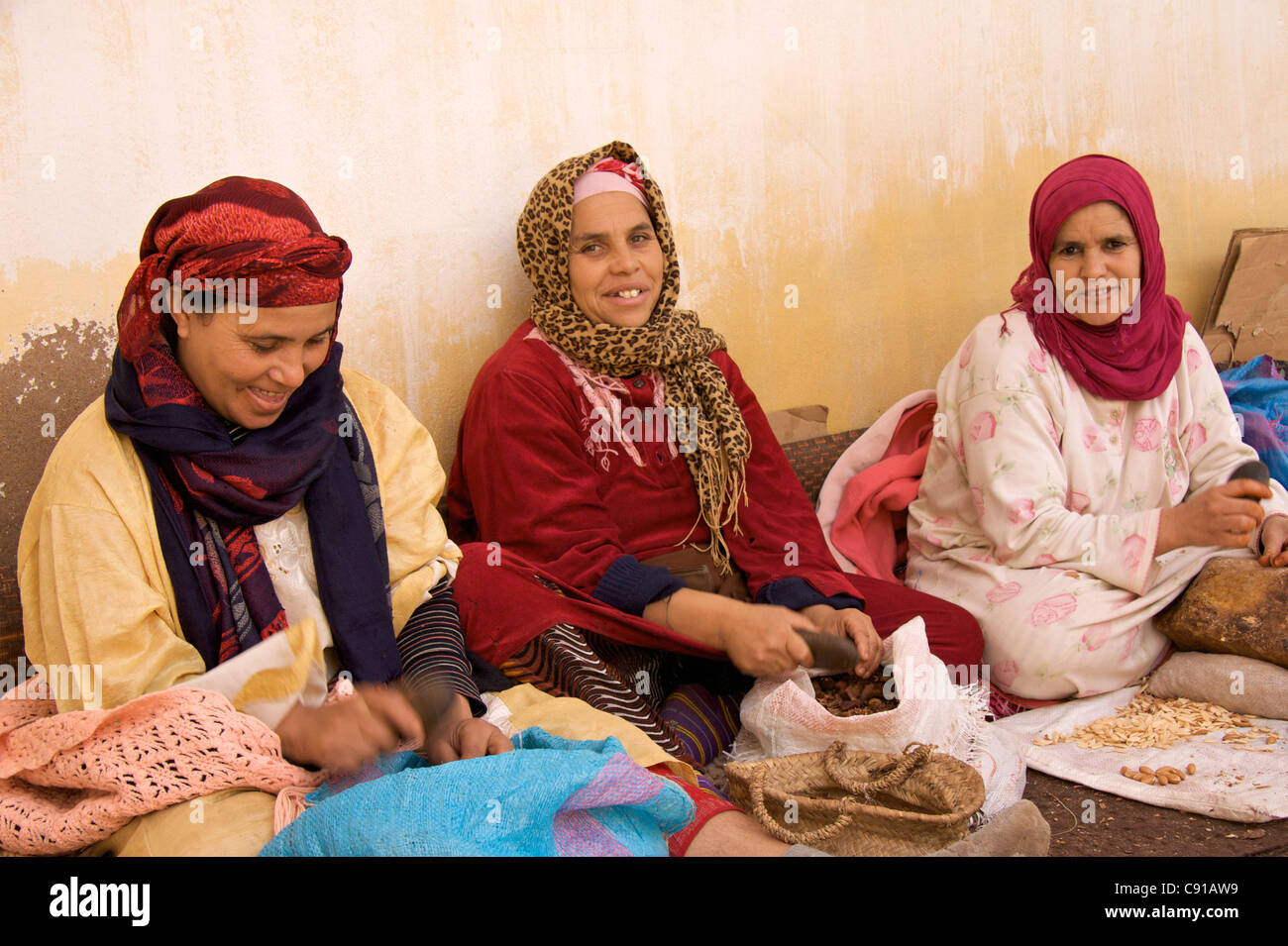 Les femmes travaillent souvent dans les coopératives produisant l'huile d'Argan pour divers usages le meulage et de fractionnement des écrous. Argan Banque D'Images