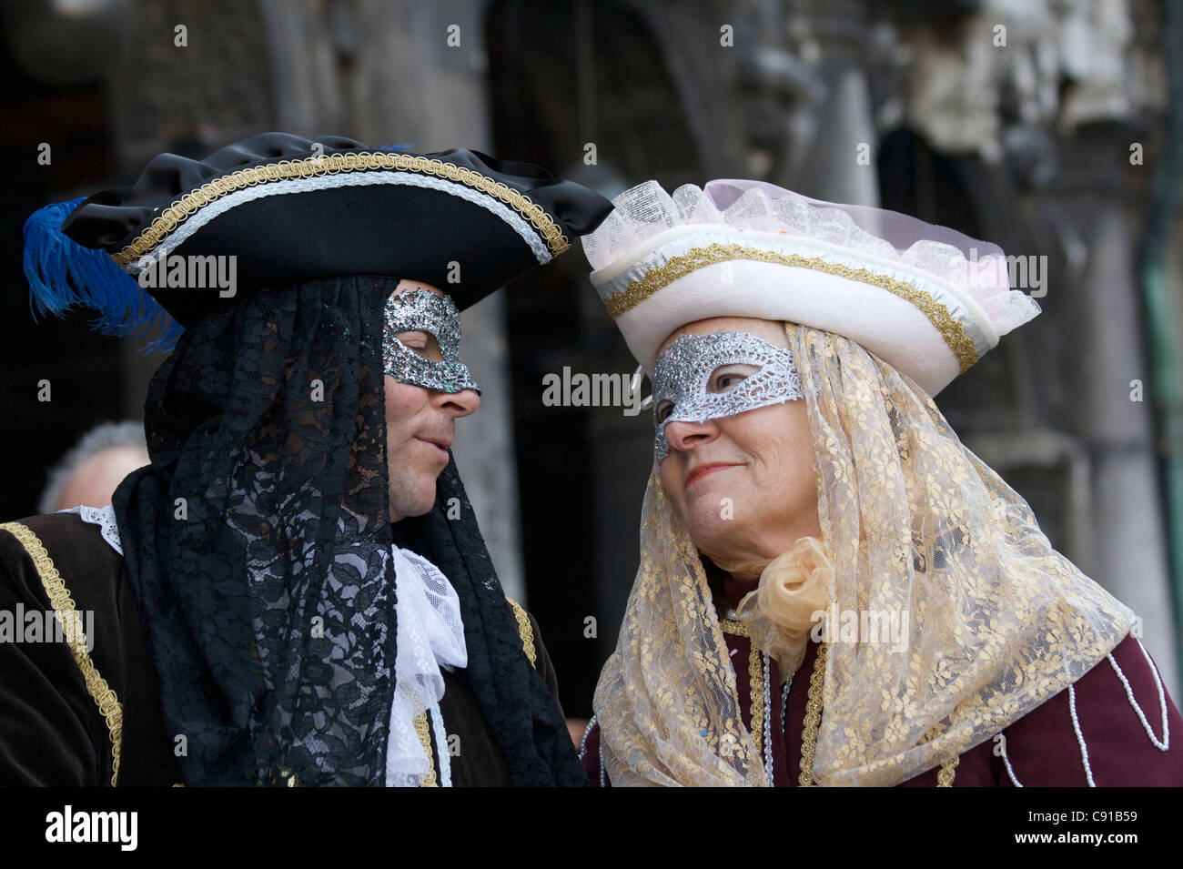 Un homme et une femme dans des tenues carnaval vénitien composé de chapeaux  et coiffes de dentelle à tricorne regarder les uns les autres dans un Photo  Stock - Alamy