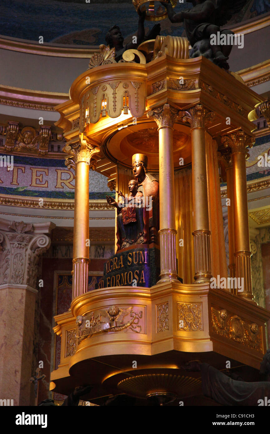 L'intérieur de la cathédrale de Palerme est richement décorée de mosaïques et de statues religieuses a de la Vierge Marie et Banque D'Images