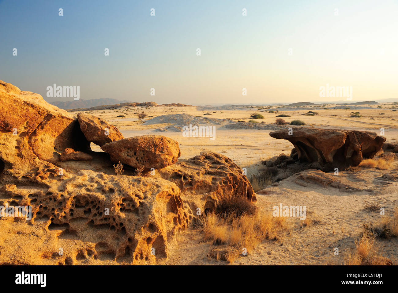 À l'érosion éolienne bizarre rock avec vue sur la savane, désert du Namib, le Namib, Namibie Banque D'Images