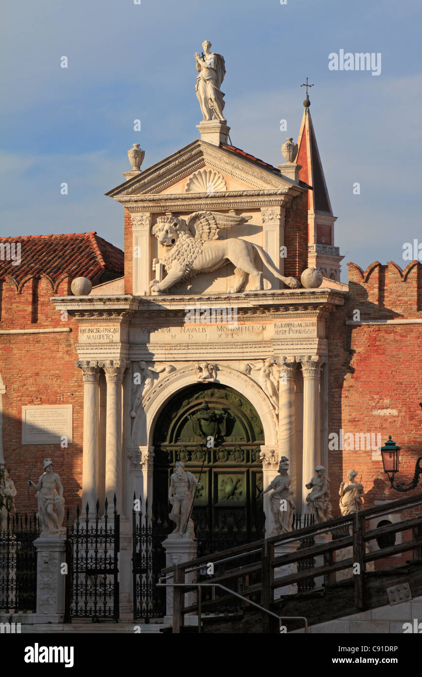 Le lion ailé de Saint Marc sur la Porta Magna, entrée à l'Arsenal de Venise, Italie, Europe. Banque D'Images