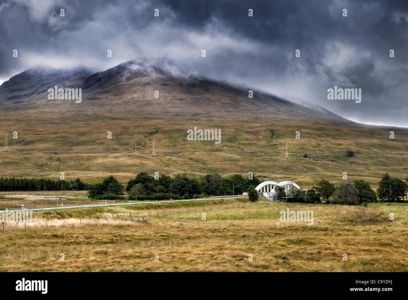 A82 route et pont blanc au Mont Noir Région de Glencoe dans les Highlands écossais avec des nuages bas sur les montagnes Banque D'Images