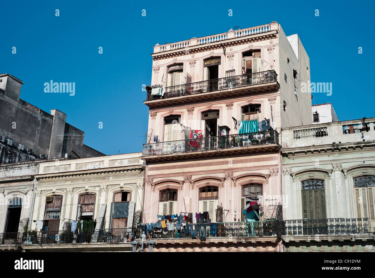 Il y a des grands bâtiments coloniaux historique dans la capitale de La Havane. C'était une ville riche au début du xxe siècle. Banque D'Images