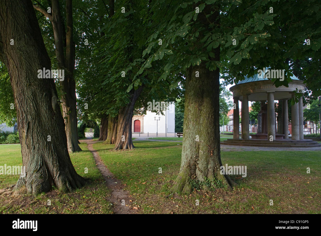 Rangée de châtaigniers à un monument de guerre dans le parc thermal, Seesen, Basse-Saxe, Allemagne Banque D'Images