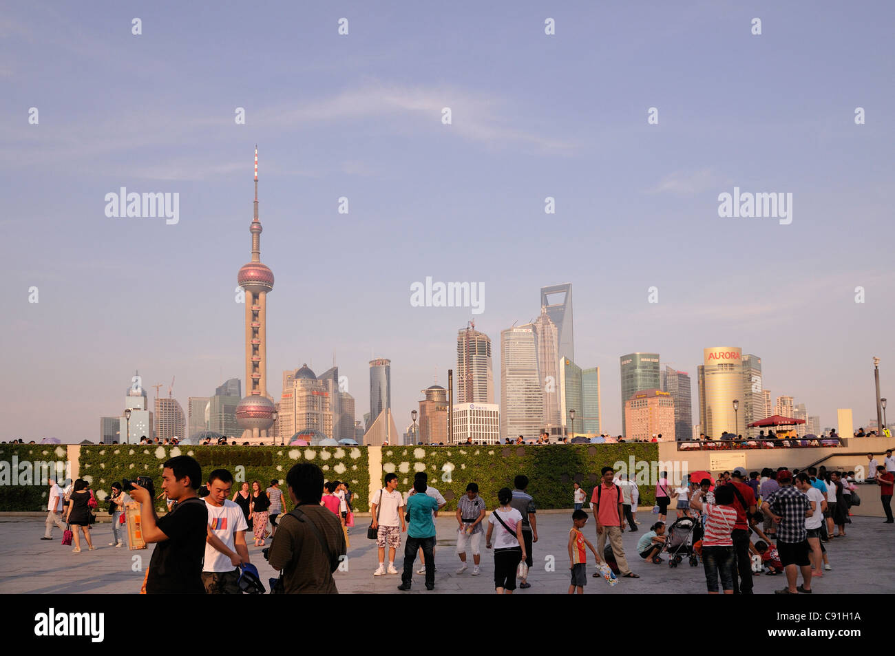 Le Bund est l'une des plus célèbres destinations touristiques de Shanghai et est un important centre financier de l'Asie de l'Est. Il y a une fine Banque D'Images