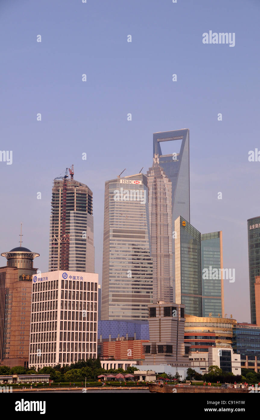 Le district de Pudong est devenue la plaque tournante financière et commerciale. Il y a une belle vue de la skyline de Pudong spectaculaire Banque D'Images