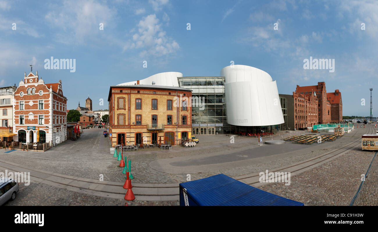 À l'Harbour Ozeaneum, la ville hanséatique de Stralsund, Mecklembourg-Poméranie-Occidentale, Allemagne, Europe Banque D'Images