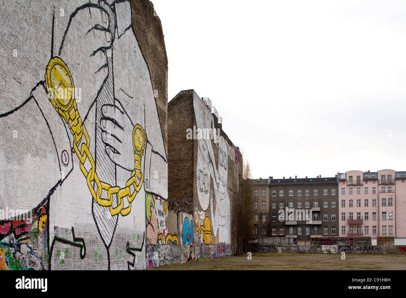 Les peintures murales sur les bâtiments à Cuvry Street, Berlin-Kreuzberg, Berlin, Germany, Europe Banque D'Images