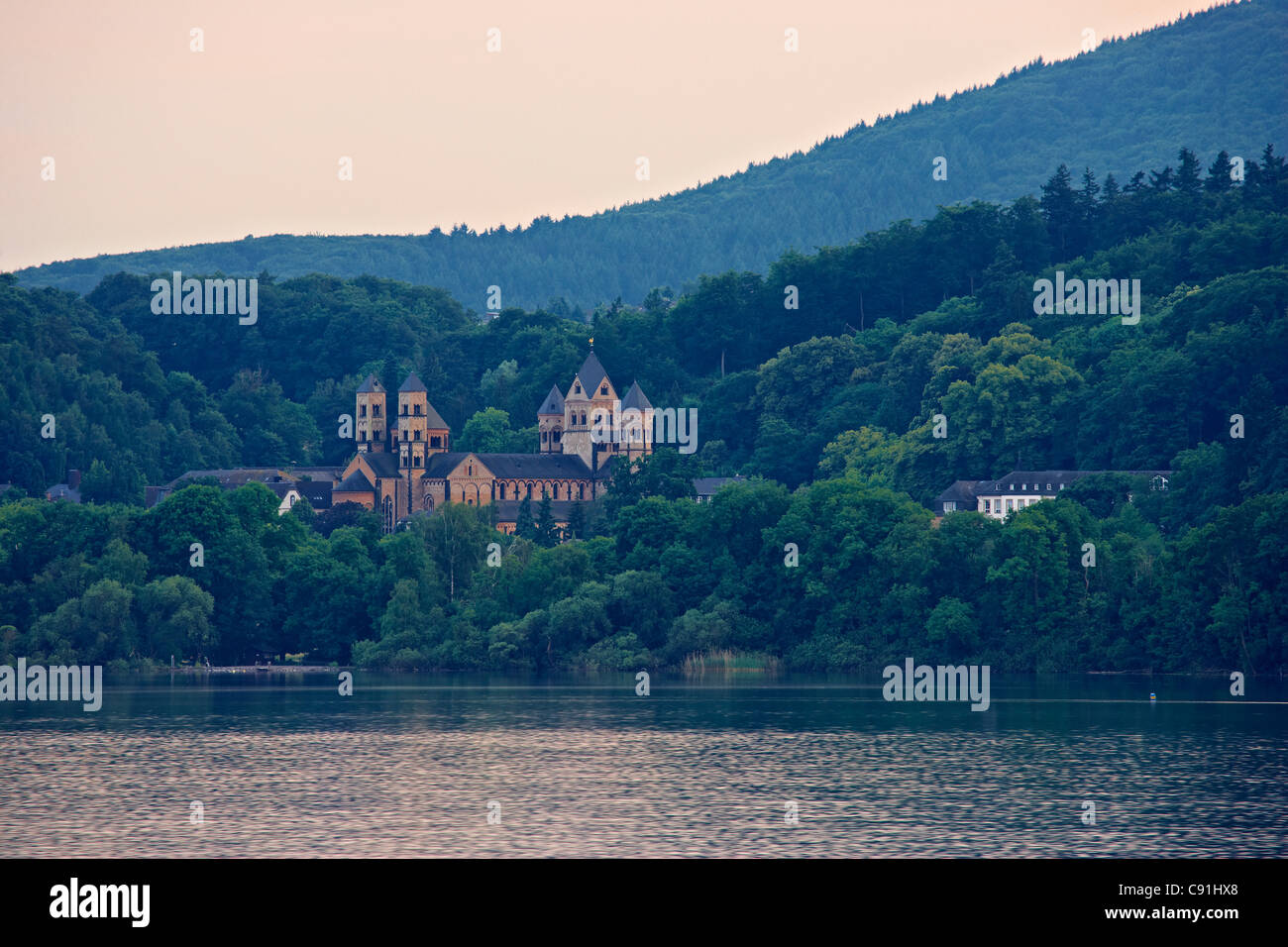 L'Abbaye de Maria Laach, lac Laacher, Eifel, Rhénanie-Palatinat, Allemagne, Europe Banque D'Images