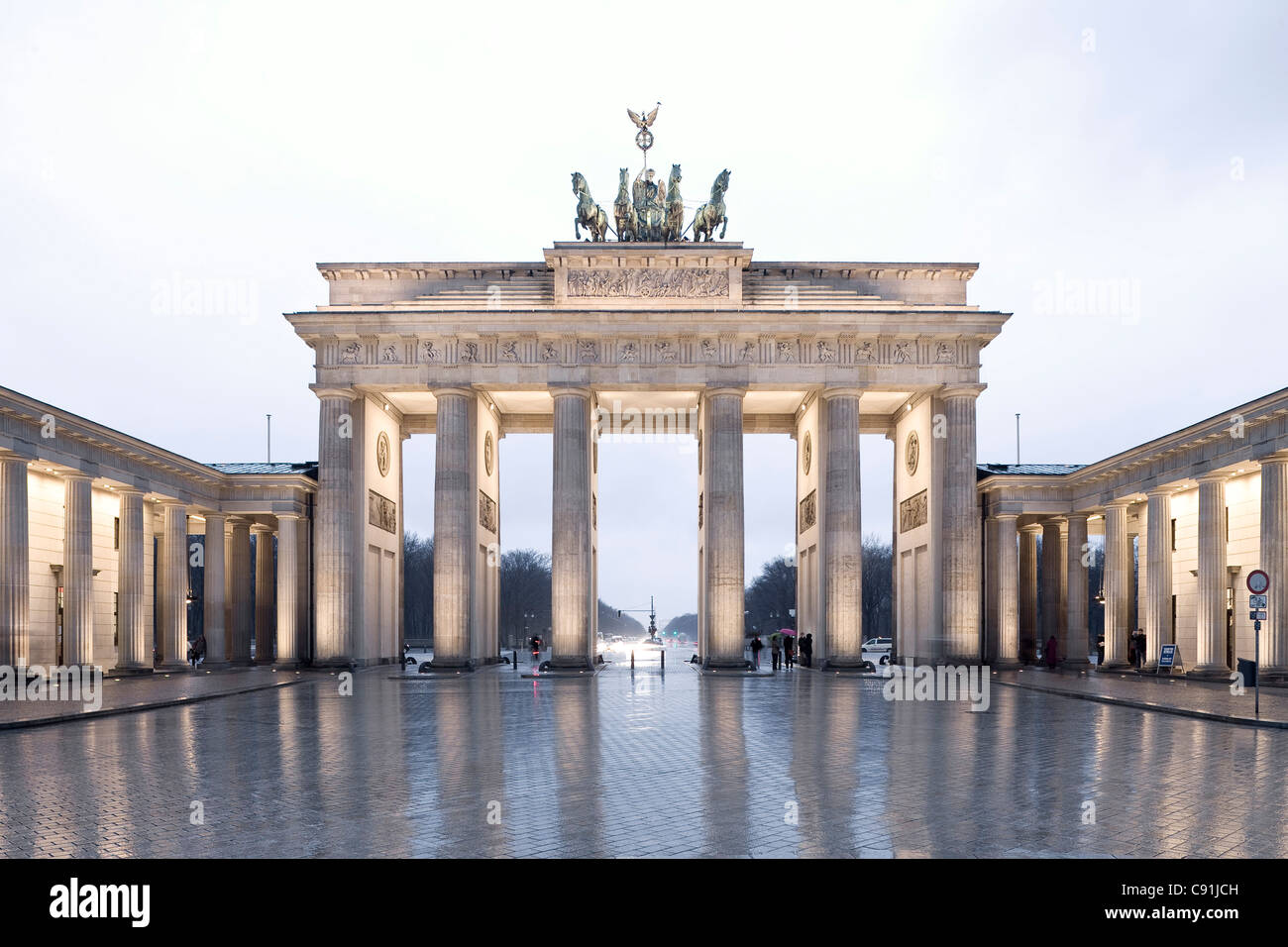 L'emblème de Berlin, Porte de Brandebourg Pariser Platz, Berlin, Germany, Europe Banque D'Images