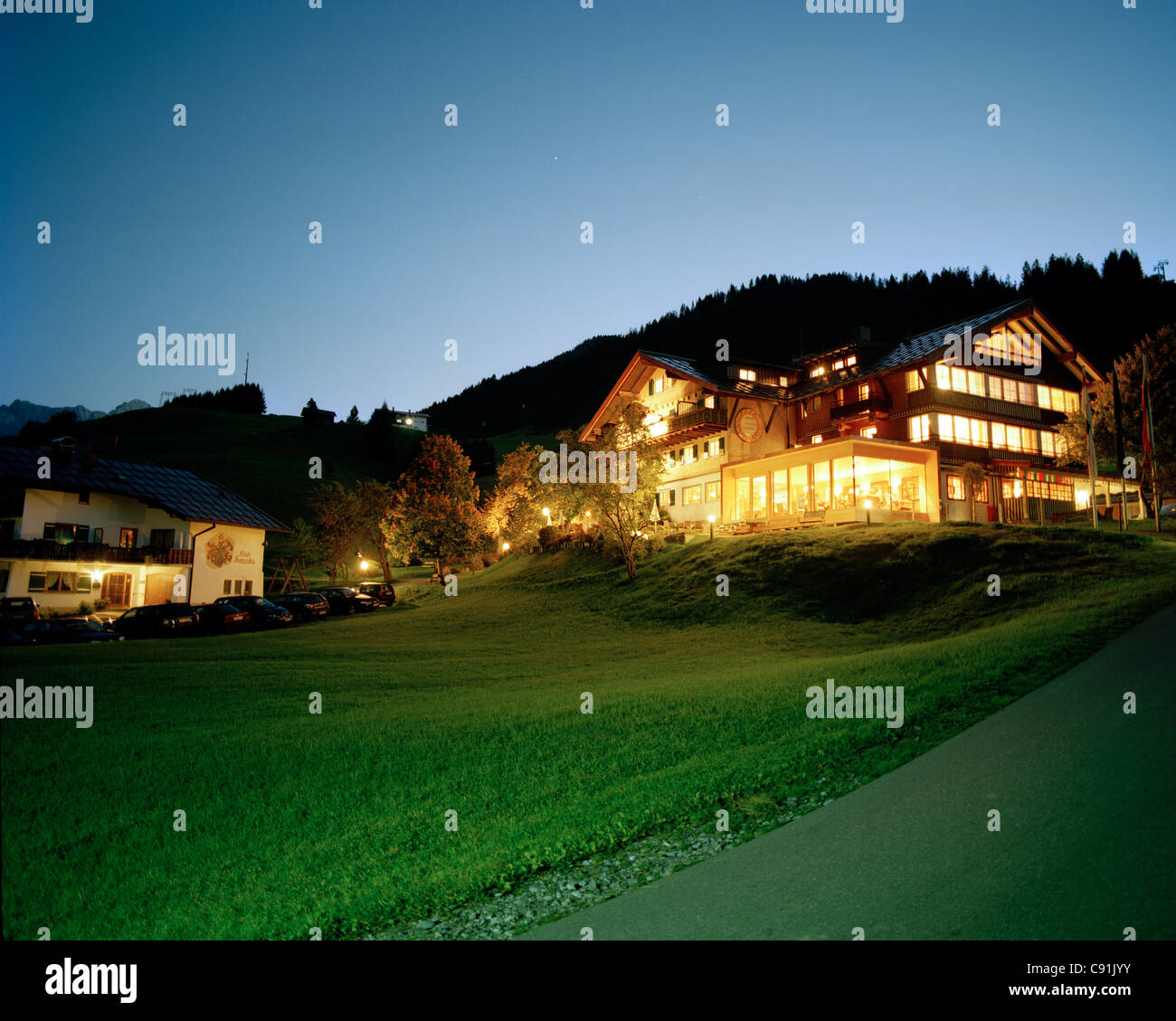 Vue extérieure de l'hôtel bio Hotel Restaurant dans la lumière du soir, Hirschegg Kleinwalsertal, l'Autriche, Banque D'Images