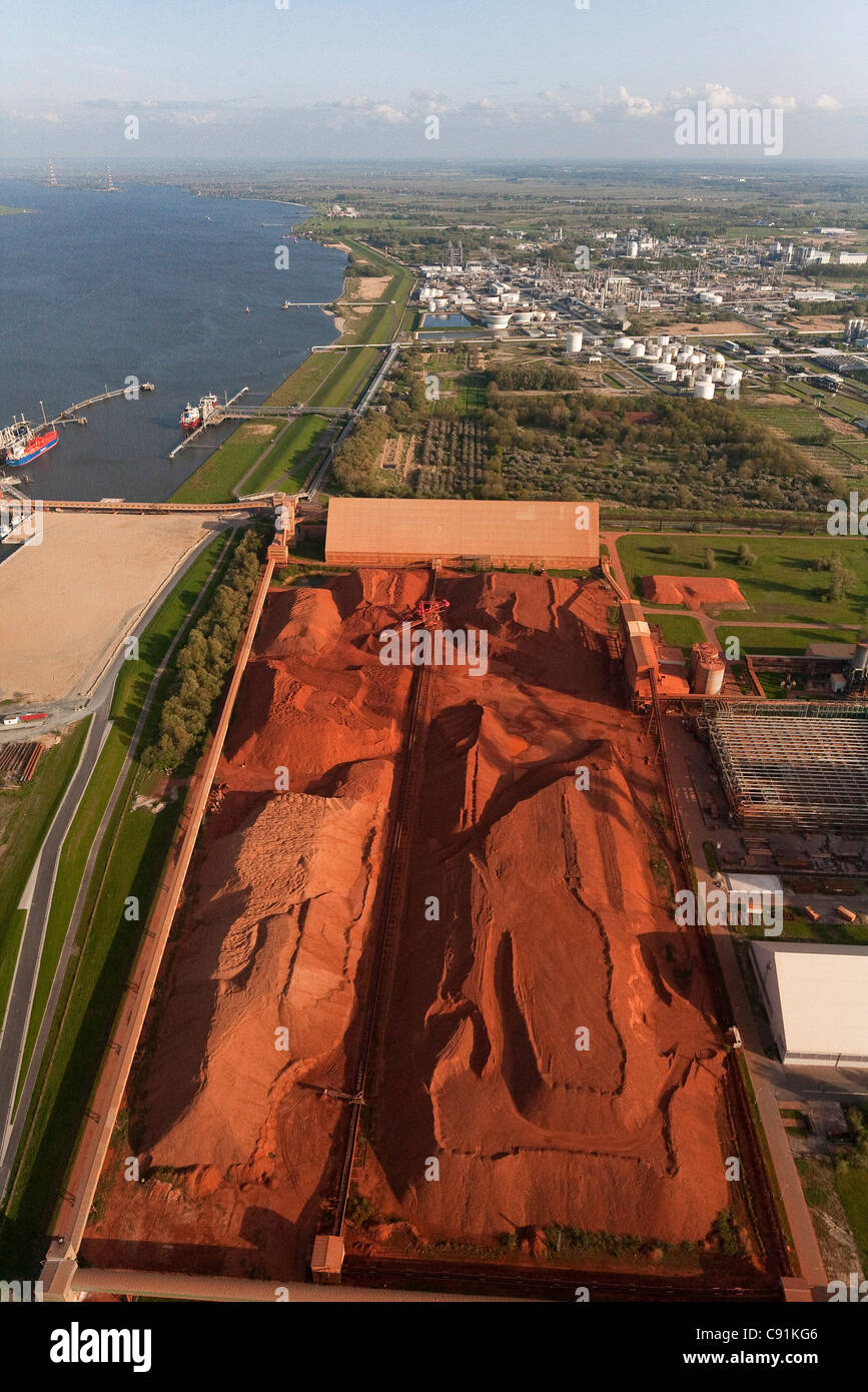 Vue aérienne de l'AM quai de chargement de bauxite pour la production de l'aluminium, du site près du Stade, Basse-Saxe, Allemagne Banque D'Images