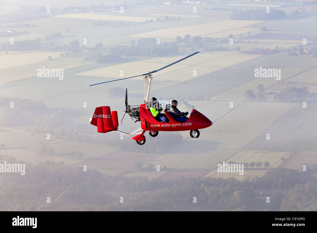 Vue aérienne d'un autogire biplace, gyrocopter avec cameraman, Basse-Saxe, Allemagne Banque D'Images