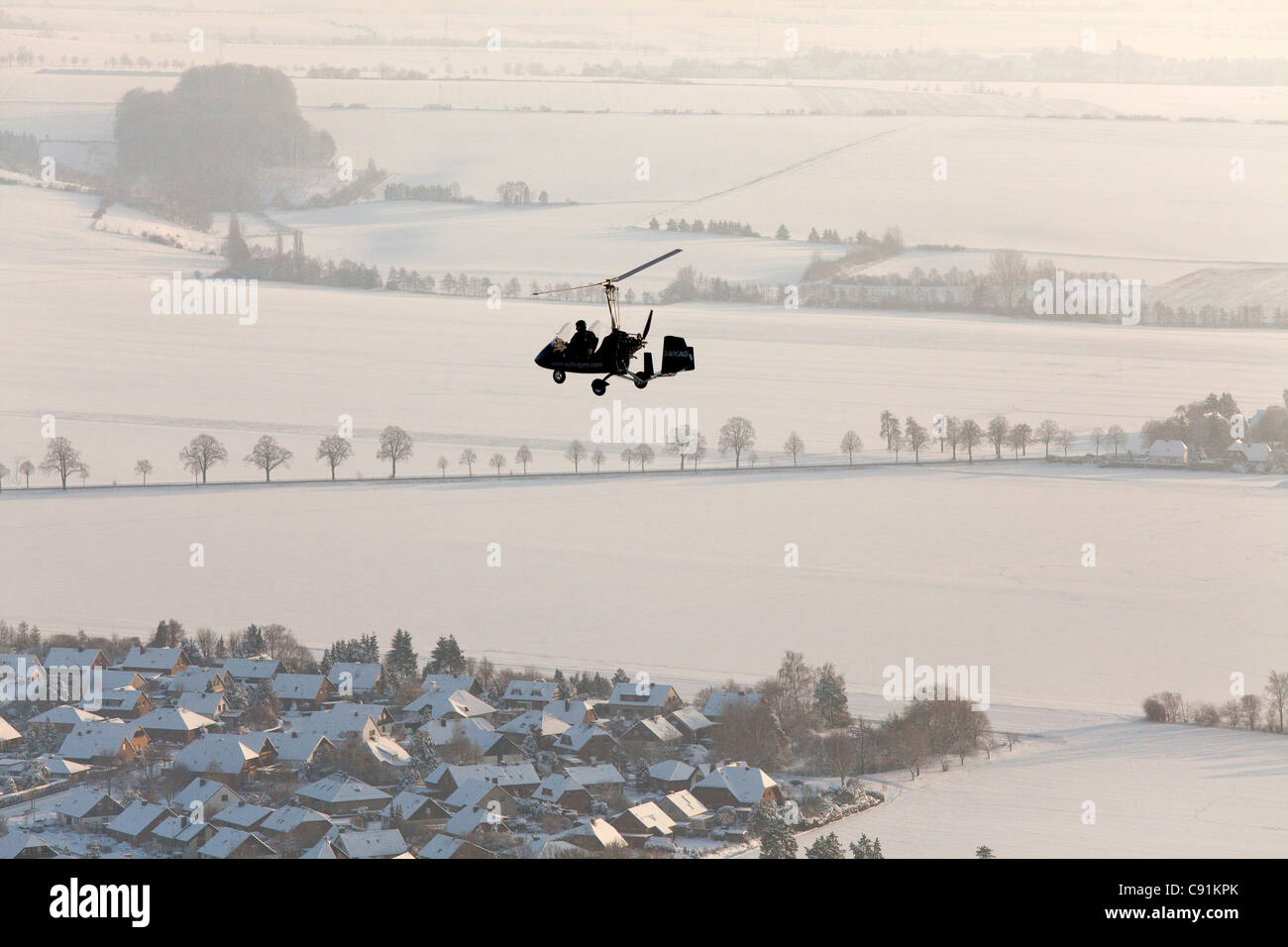 Vue aérienne d'un autogire biplace, gyrocopter au-dessus d'un paysage d'hiver, Basse-Saxe, Allemagne Banque D'Images