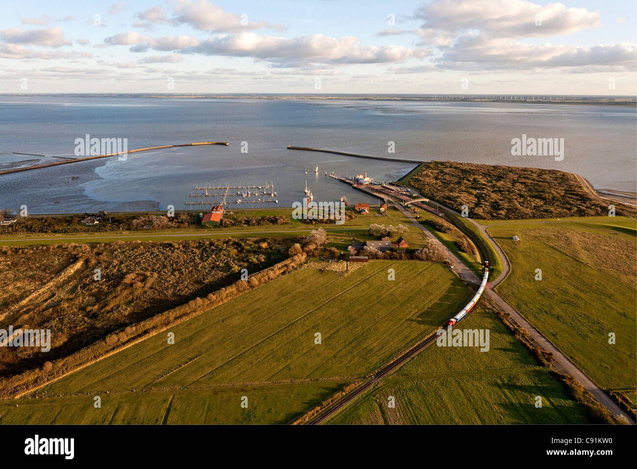 Vue aérienne de l'île de la Frise orientale Langeoog et ferry, chemin de fer de l'île de Langeoog, Basse-Saxe, Allemagne du nord Banque D'Images