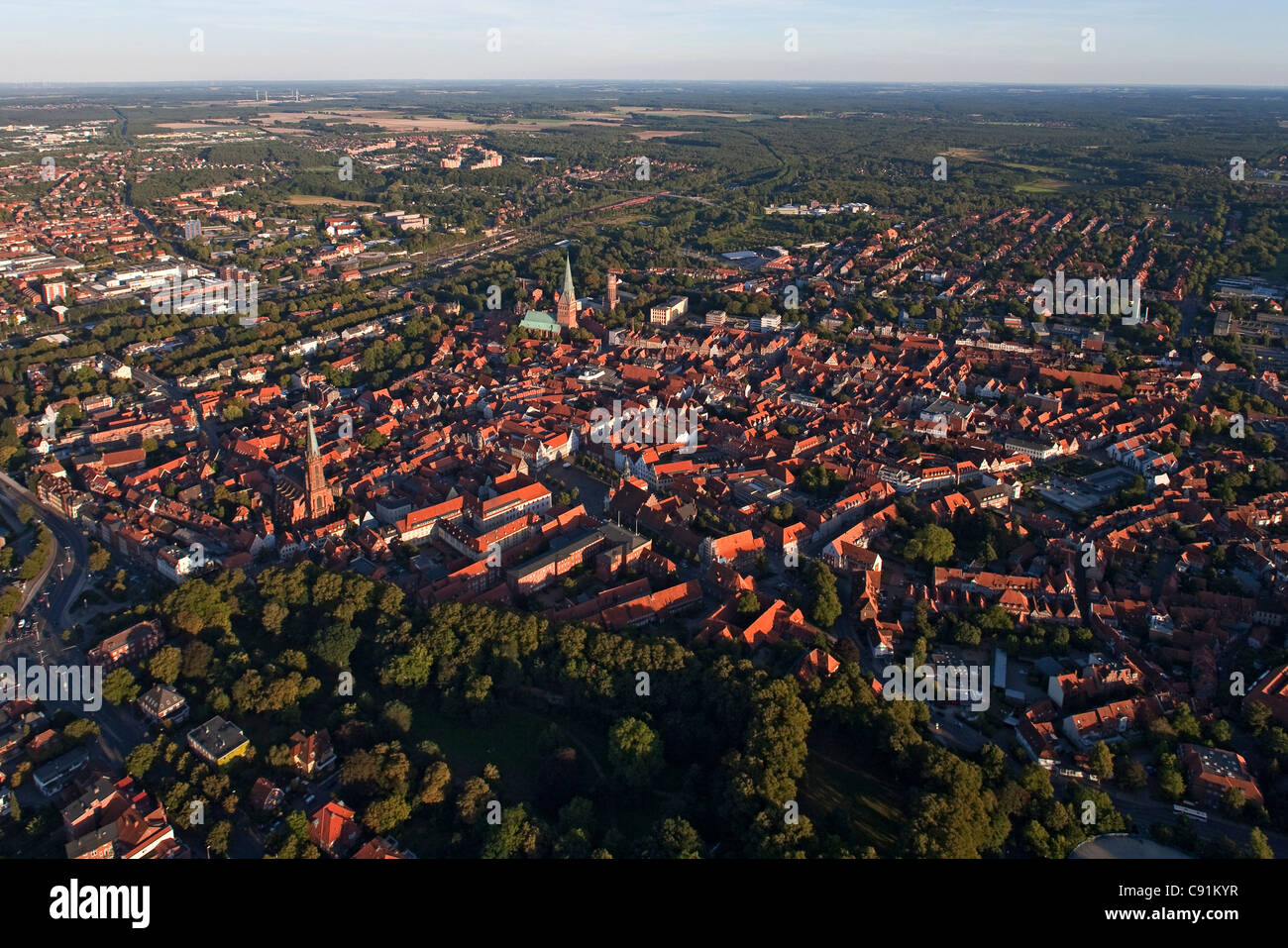 Vue aérienne de la vieille ville de Lunebourg, église St Michel et St Nicolai, Basse-Saxe, Allemagne Banque D'Images