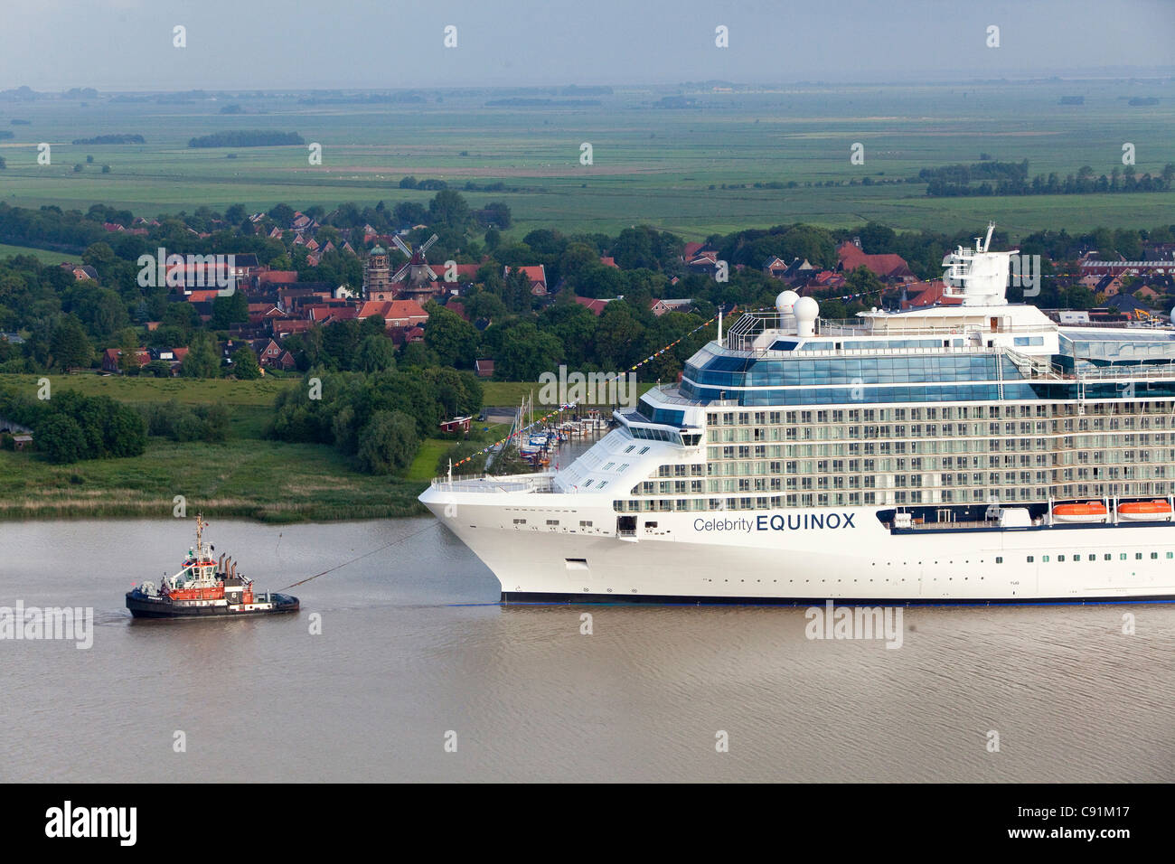 Remorqueur bateau naviguant sur le Celebrity Equinox nouvellement lancé à partir de la Meyer Werft le long de la rivière Ems, Basse-Saxe, Allemagne Banque D'Images