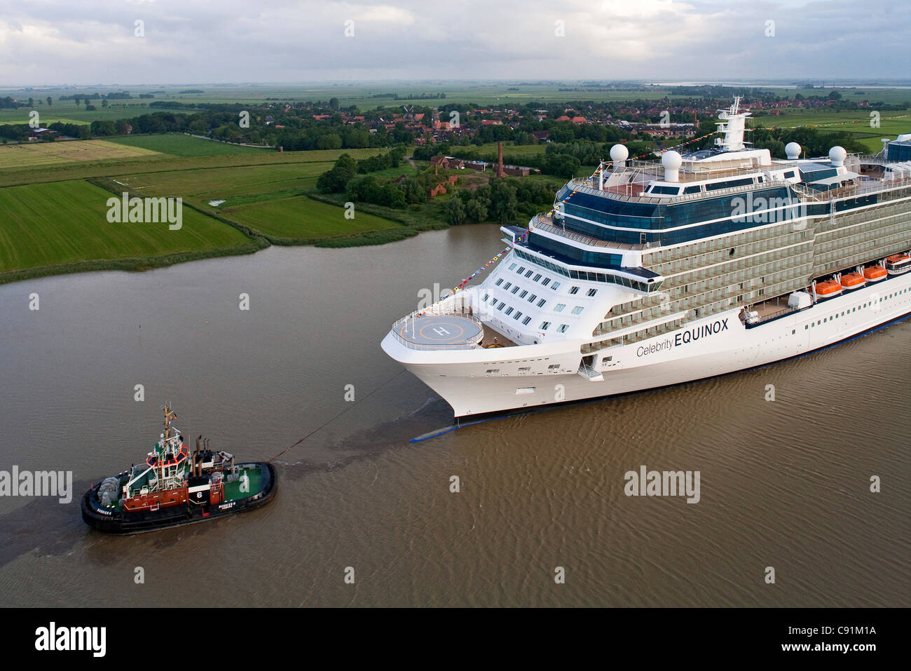Remorqueur bateau naviguant sur le Celebrity Equinox nouvellement lancé à partir de la Meyer Werft le long de la rivière Ems, Basse-Saxe, Allemagne Banque D'Images