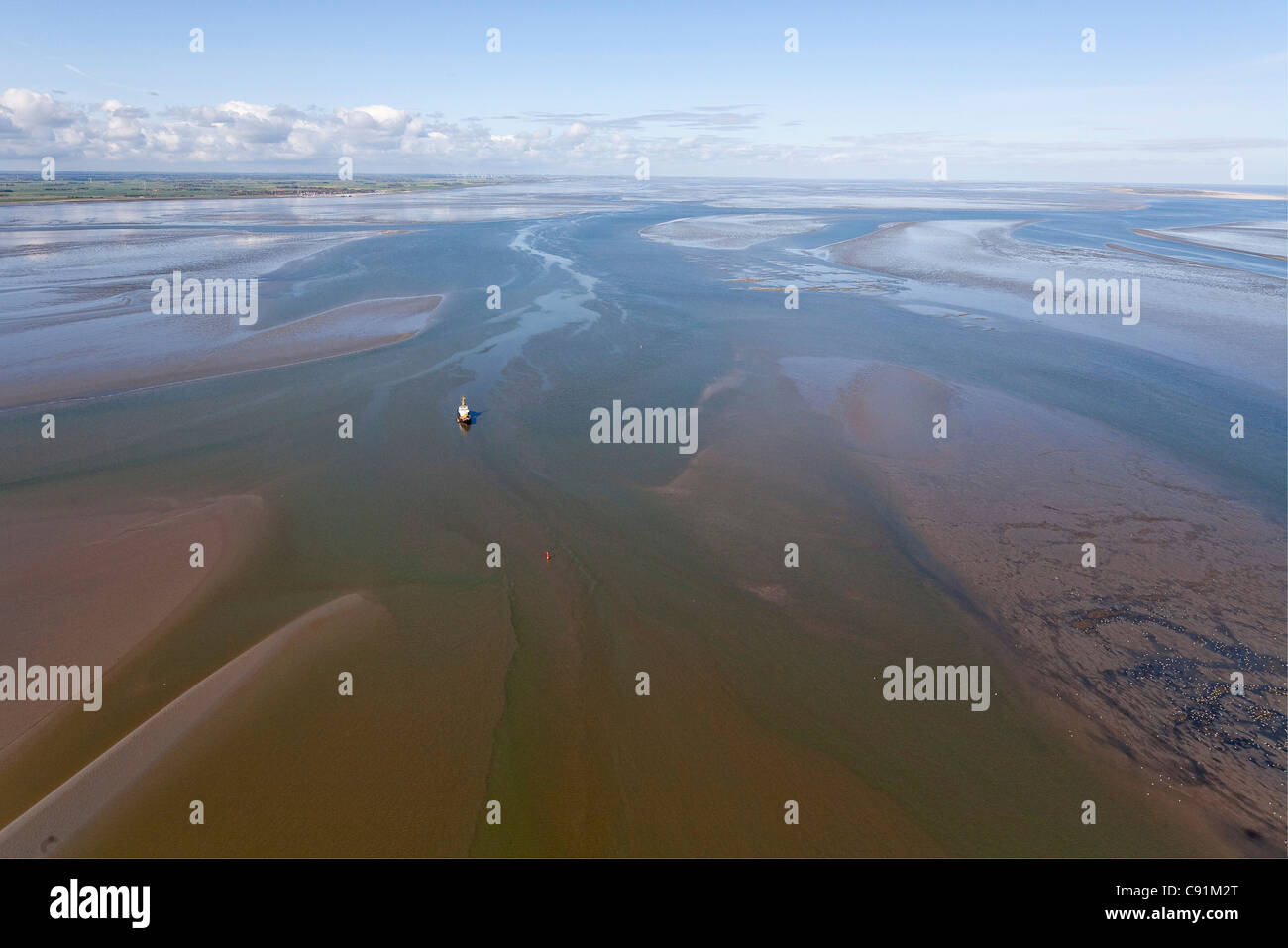 Vue aérienne de vasières tidales avec embarcation échouée, mer des Wadden, Basse-Saxe, Allemagne Banque D'Images