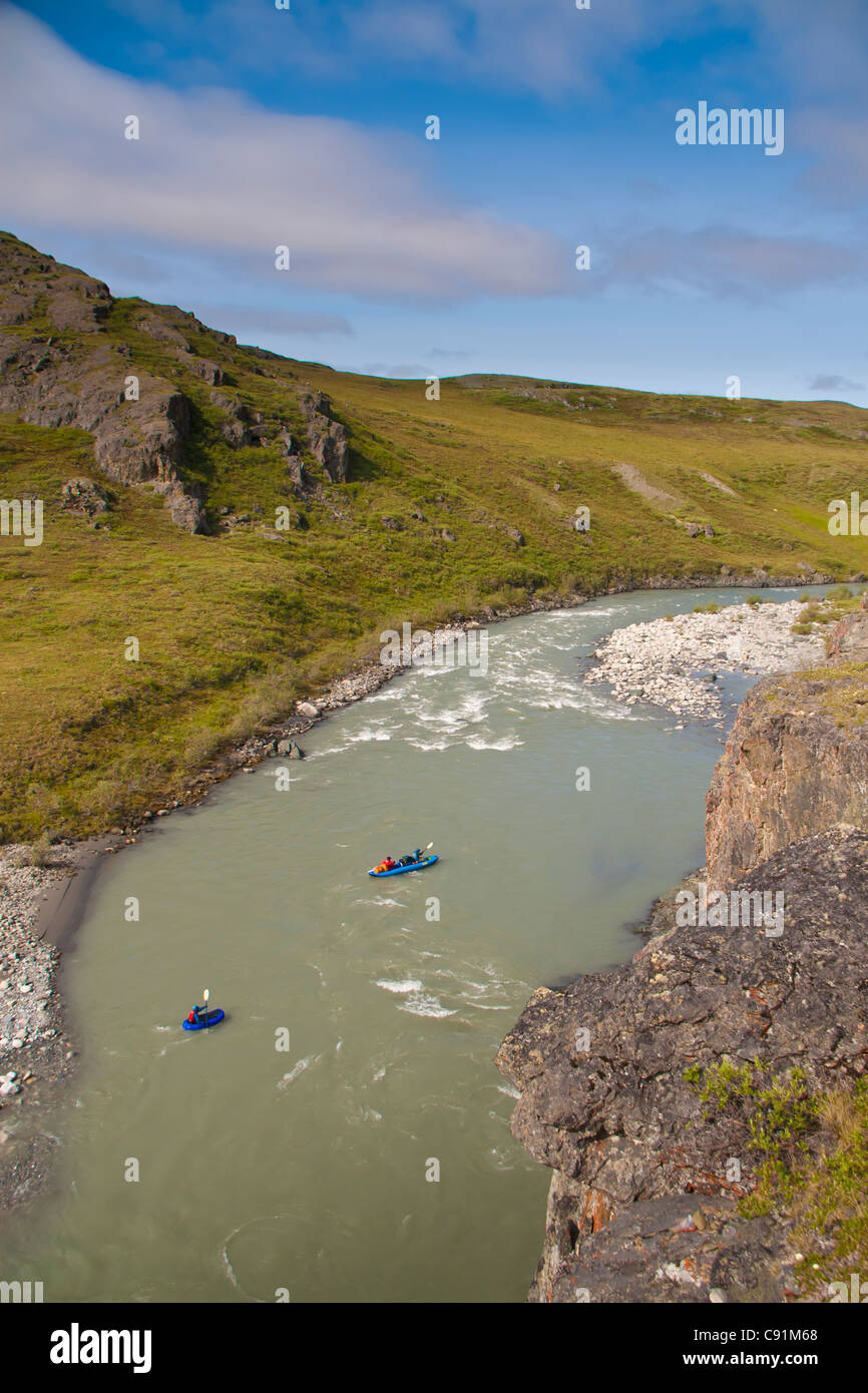 Les rafteurs flotter vers le bas le Hulahula River rapids dans un Soar, RFNA, Brooks, l'été dans l'Arctique de l'Alaska. Banque D'Images
