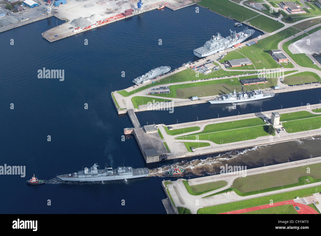 Vue aérienne de remorquage bateau remorqueur battleship hors de loch, port maritime à Wilhelmshaven, Basse-Saxe, Allemagne Banque D'Images