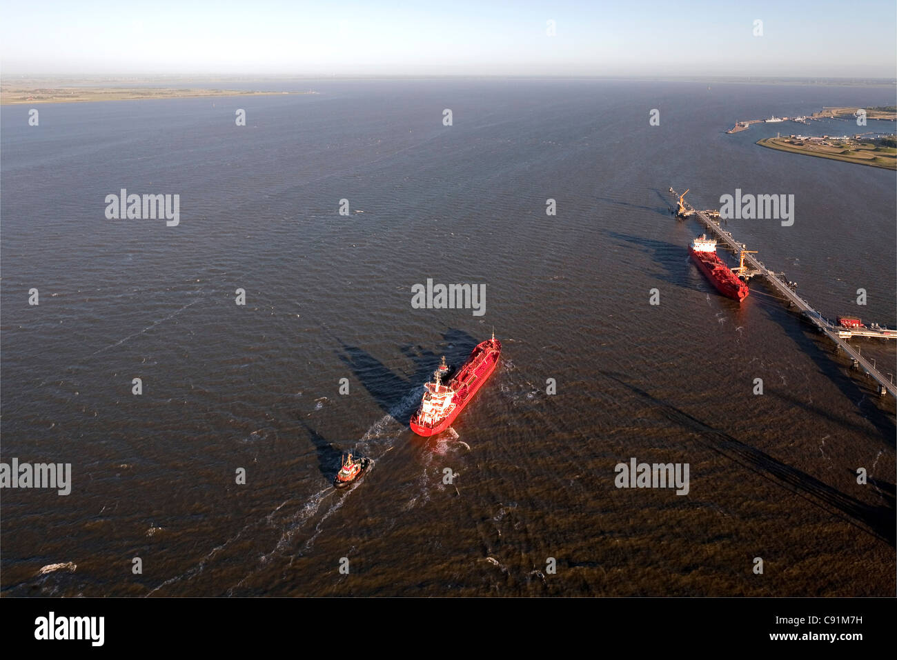 Vue aérienne d'un pétrolier rouge, de l'huile jetée, Wilhelmshaven, Basse-Saxe, Allemagne Banque D'Images