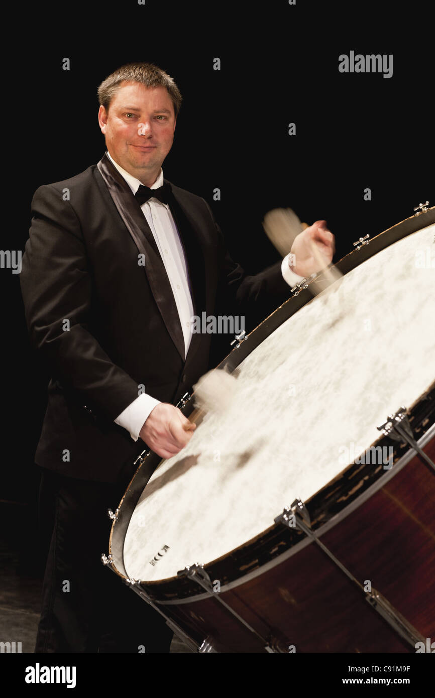 Bass Drum player dans orchestra Banque D'Images