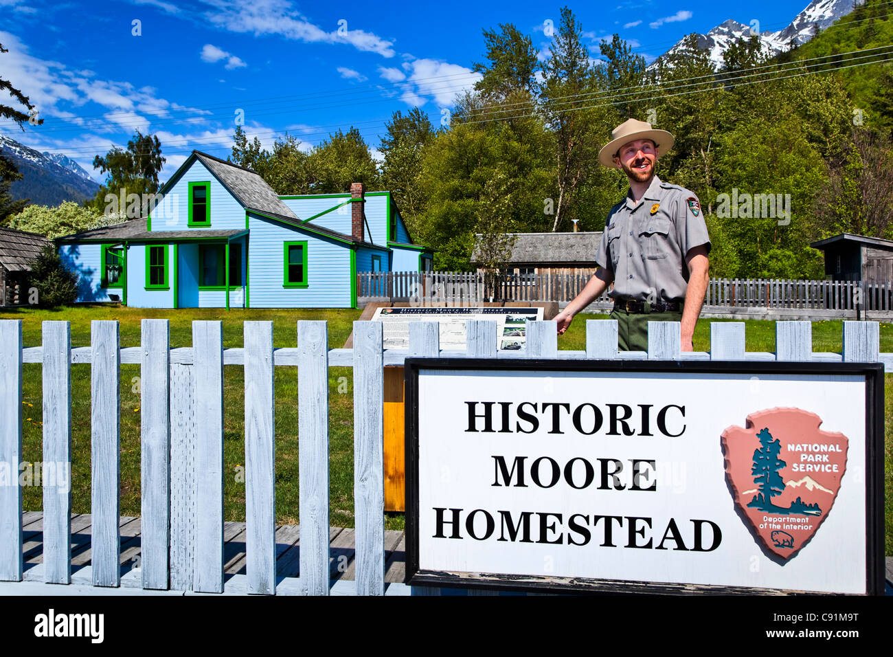 Guide des rangers du Parc national historique de l'Homestead Moore, Klondike Gold Rush National Historical Park, Skagway, Alaska Banque D'Images