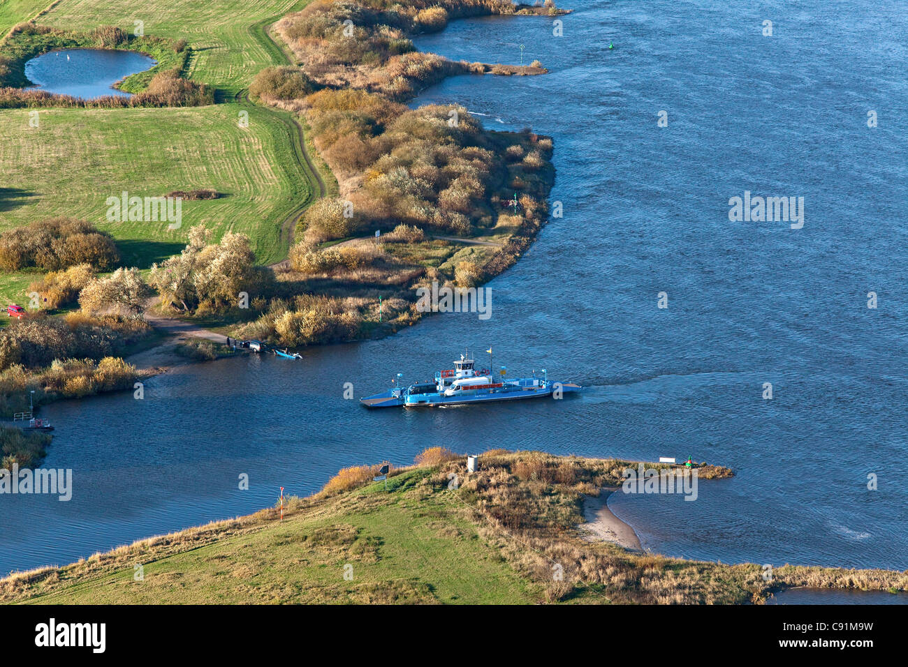 Photo aérienne d'un ferry près de Bleckede sur l'Elbe, Basse-Saxe, Allemagne Banque D'Images