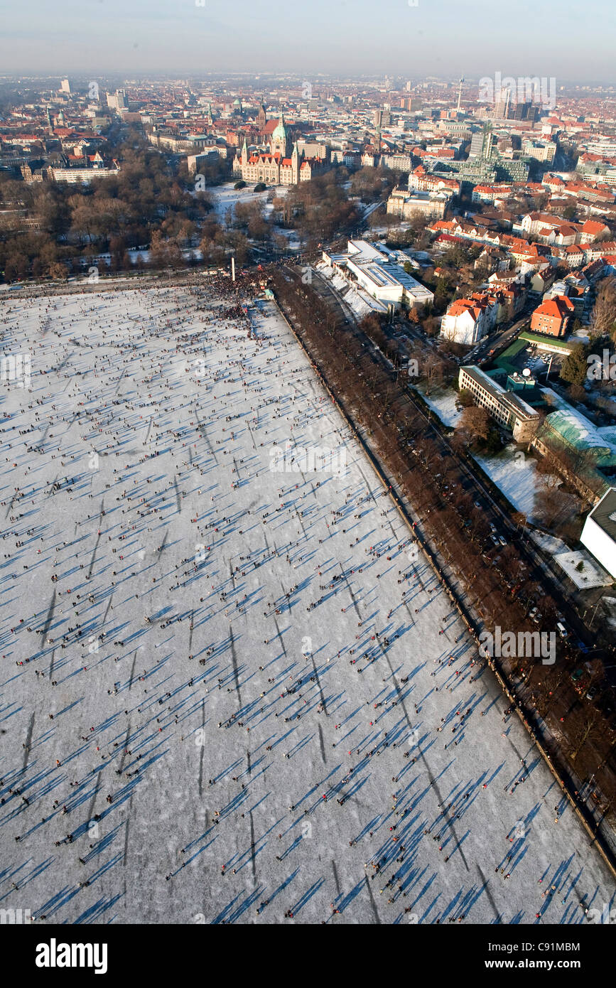 Vue aérienne de glace d'un lac Maschsee, nouvel hôtel de ville et de la ville de Hanovre dans la neige de l'hiver, Basse-Saxe, Allemagne Banque D'Images