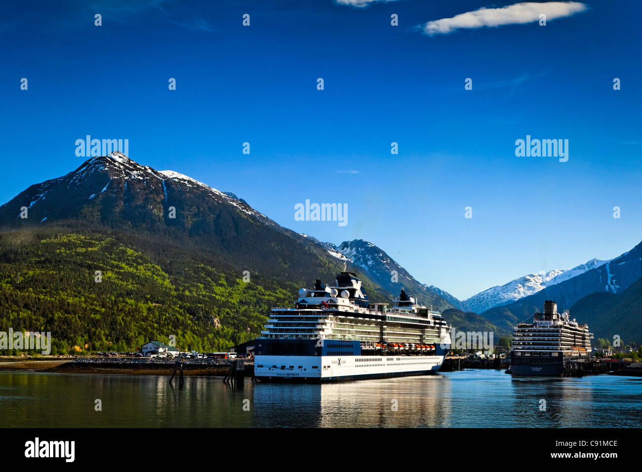 Alaska Marine Highway ferry amarré à côté d'un navire de croisière Celebrity Cruises au port de Skagway, Alaska du Sud-Est, l'été Banque D'Images