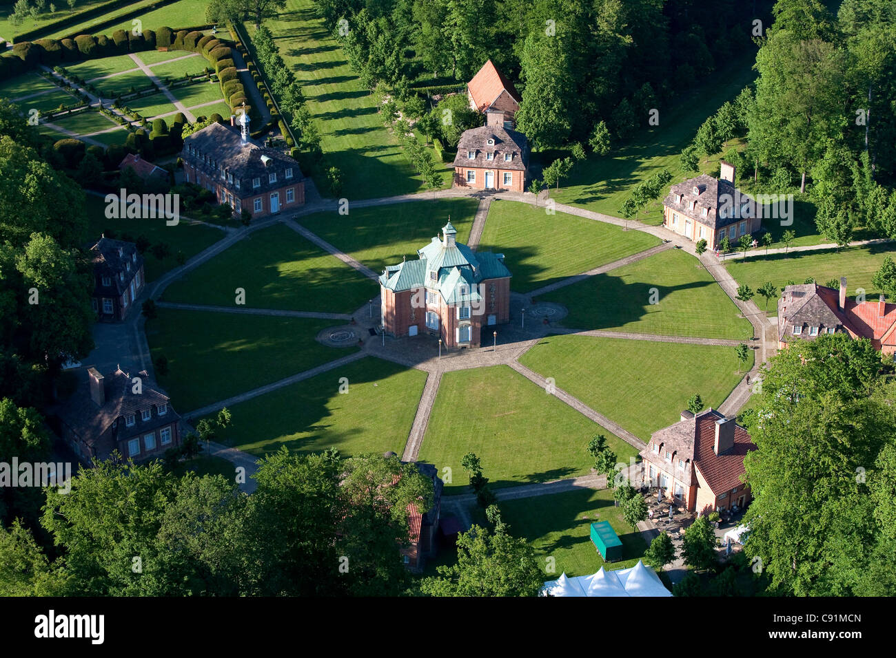 Vue aérienne de la huit pavillons dans une formation d'étoiles à Clemenswerth palace et pavillon de chasse, Soegel, Basse-Saxe, Allemagne Banque D'Images