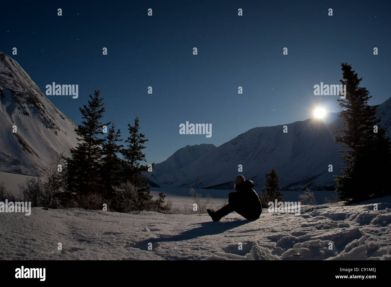 Personne qui regarde la pleine lune bleue pour le Nouvel An au Crescent, cabine de selle Montagnes Kenai, Kenai Peninsula, Alaska Banque D'Images