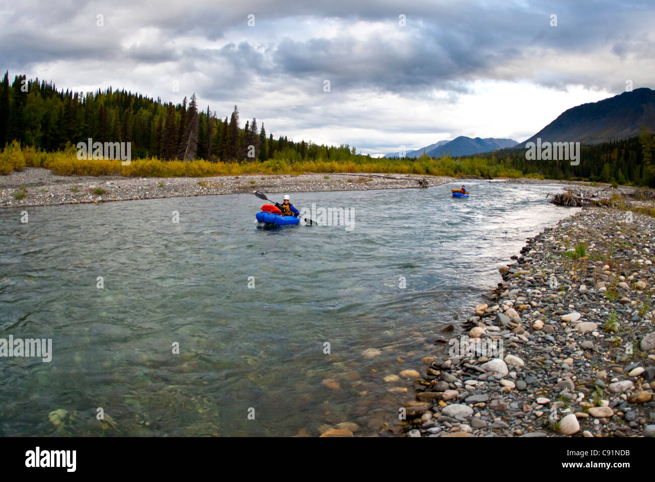 Femme packrafting sur l'Est de la fourche de la rivière Chulitna, Alaska, l'intérieur de l'Alaska, l'été Banque D'Images