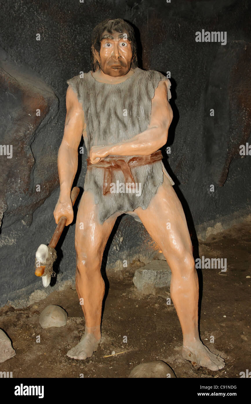 Homo neanderthalensis dans une grotte, Leba Park (parc à thème préhistorique), Pologne Banque D'Images