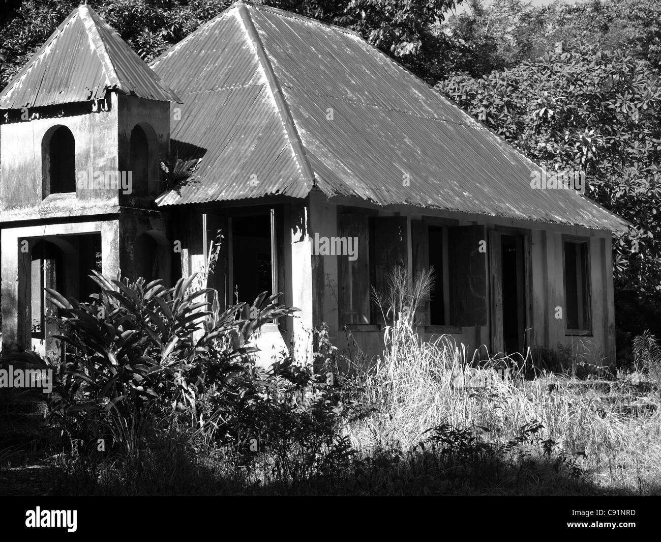 Une église abandonnée le long d'une route sur la côte nord-est du Commonwealth de la Dominique, Antilles, Caraïbes. Banque D'Images