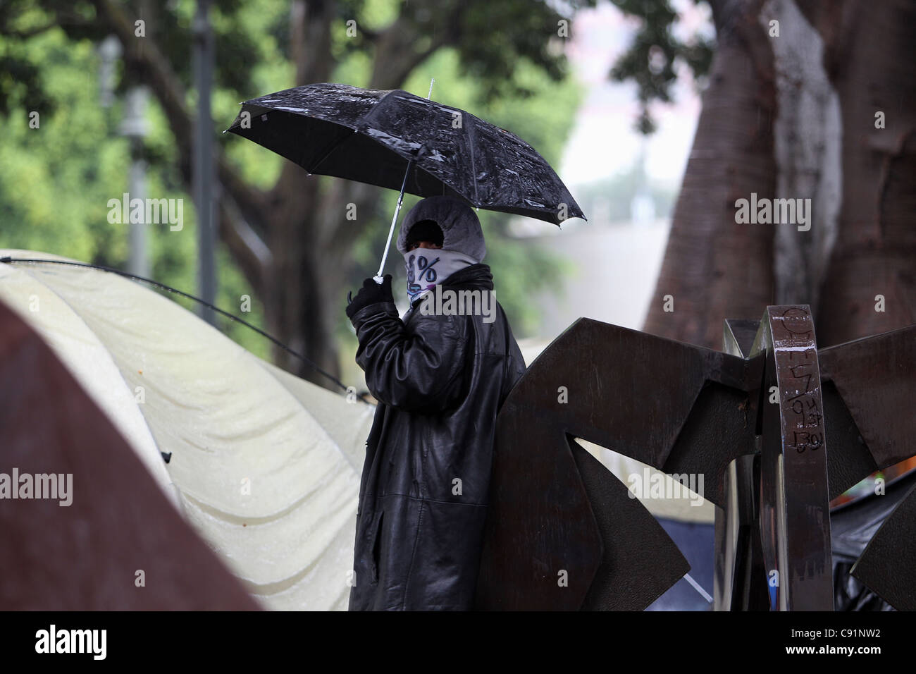 Un manifestant sous la pluie à occuper Los Angeles. Banque D'Images