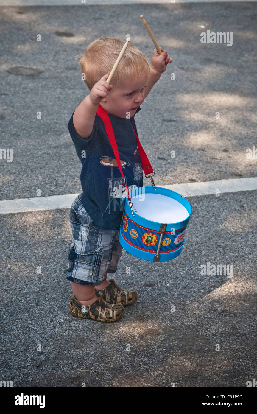Petite ville, de banlieue, célébrations patriotiques holiday parade. petit garçon jouet avec tambour. Banque D'Images