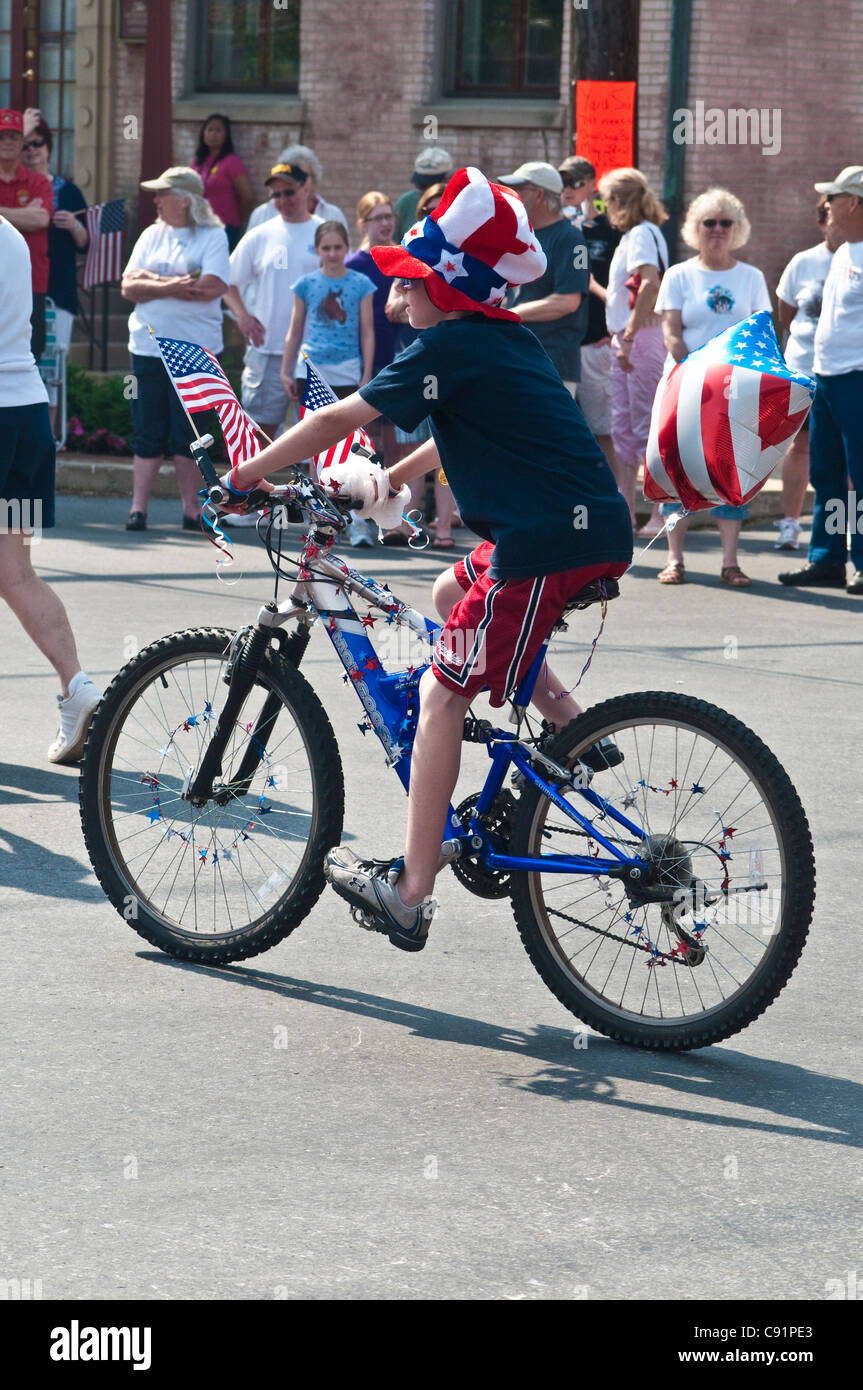 Petite ville, de banlieue, célébrations patriotiques holiday parade. Bicycle Rider. Banque D'Images