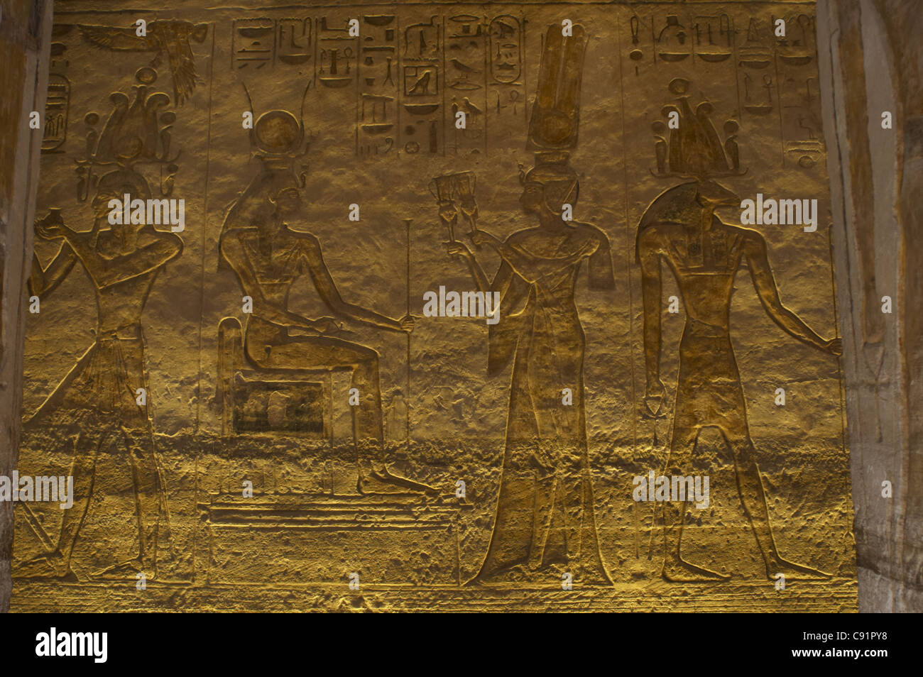 L'art égyptien petit temple ou temple d'Hathor. Relief représentant le pharaon Ramsès II entouré par des dieux. Abu Simbel. L'Égypte. Banque D'Images