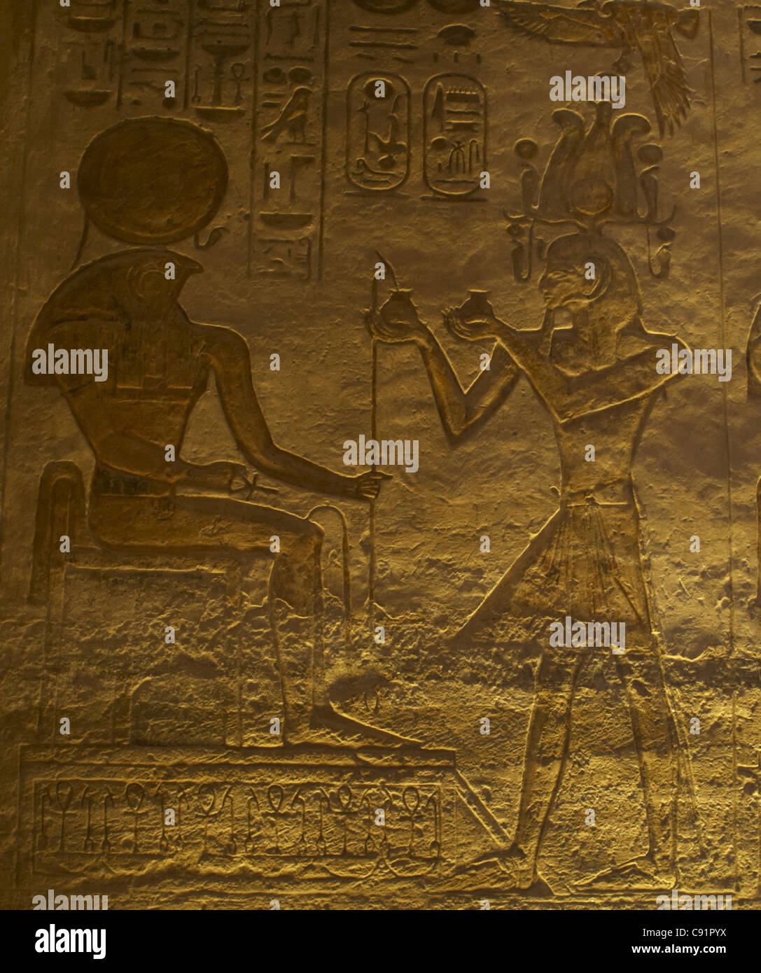 L'art égyptien Grand Temple de Ramsès II. Relief représentant le pharaon Ramsès II Faire une offrande à Dieu Ra. Abu Simbel. L'Égypte. Banque D'Images