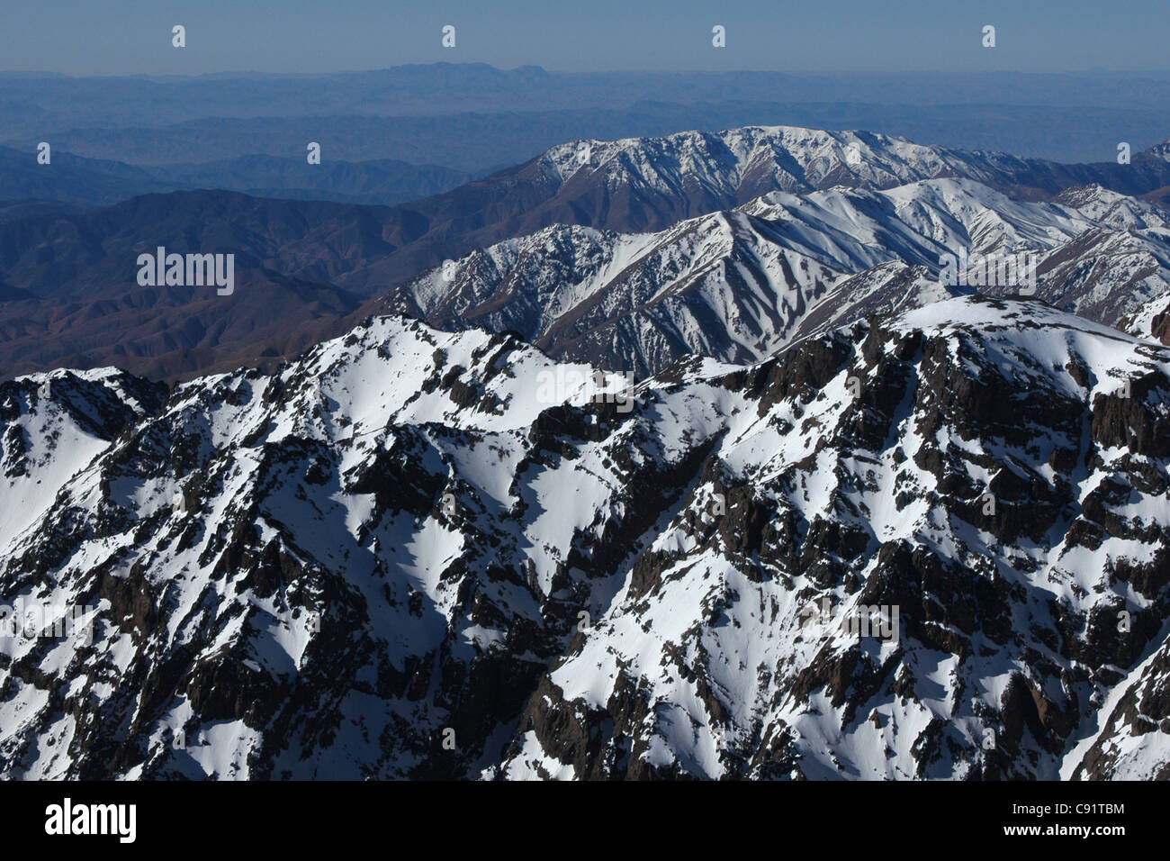 Les montagnes du Haut Atlas, au Maroc. Vue depuis le sommet du mont Toubkal (4 167 m). Banque D'Images