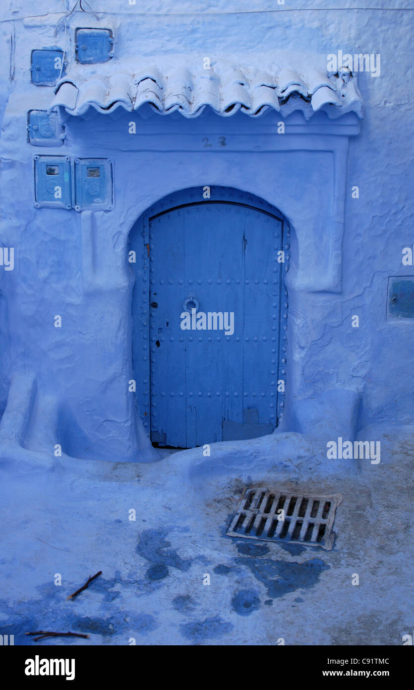 Maison peinte en bleu à Chefchaouen, Maroc. Banque D'Images