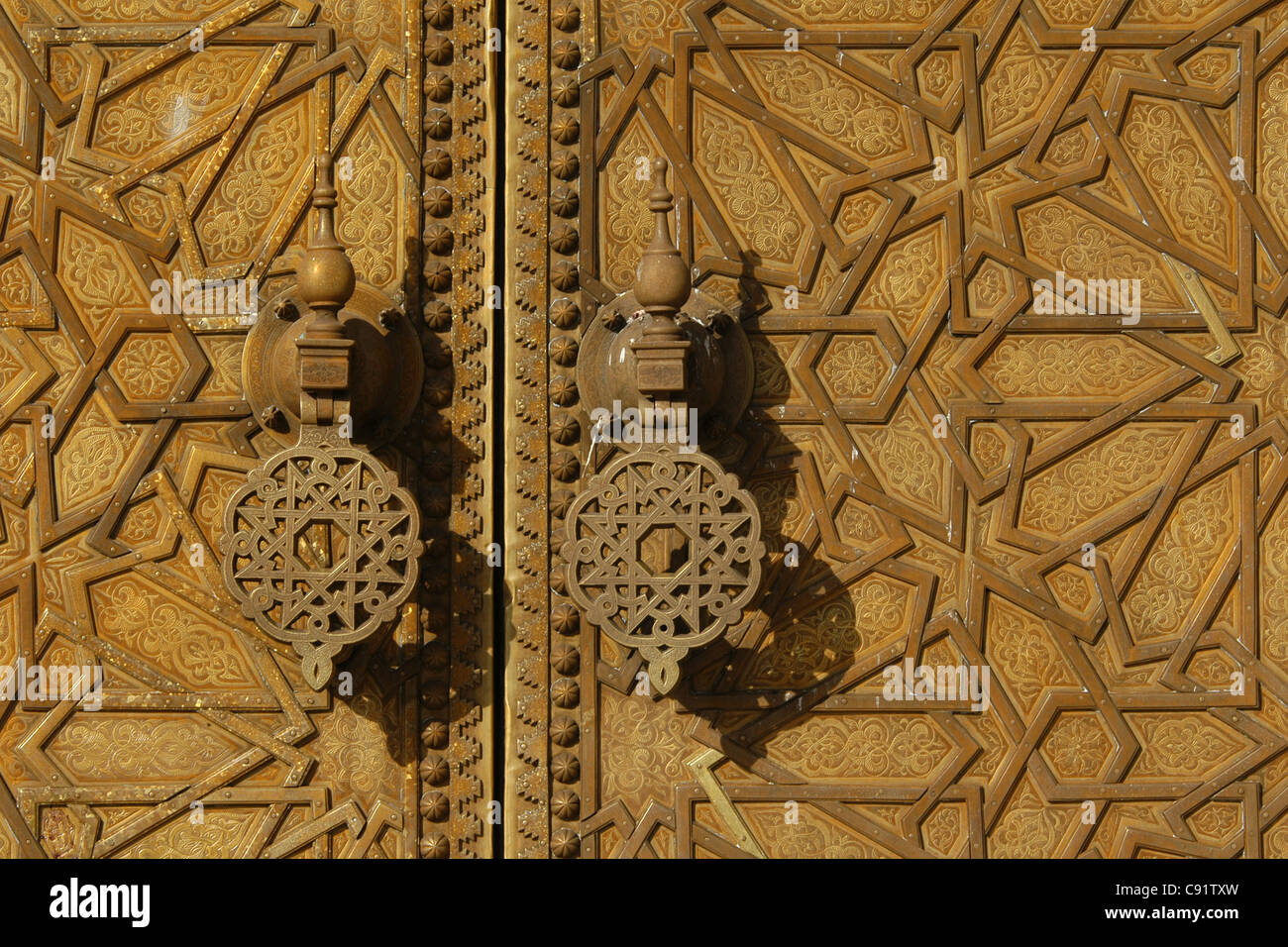 Le laiton porte du Palais Royal de Fès, Maroc. Banque D'Images