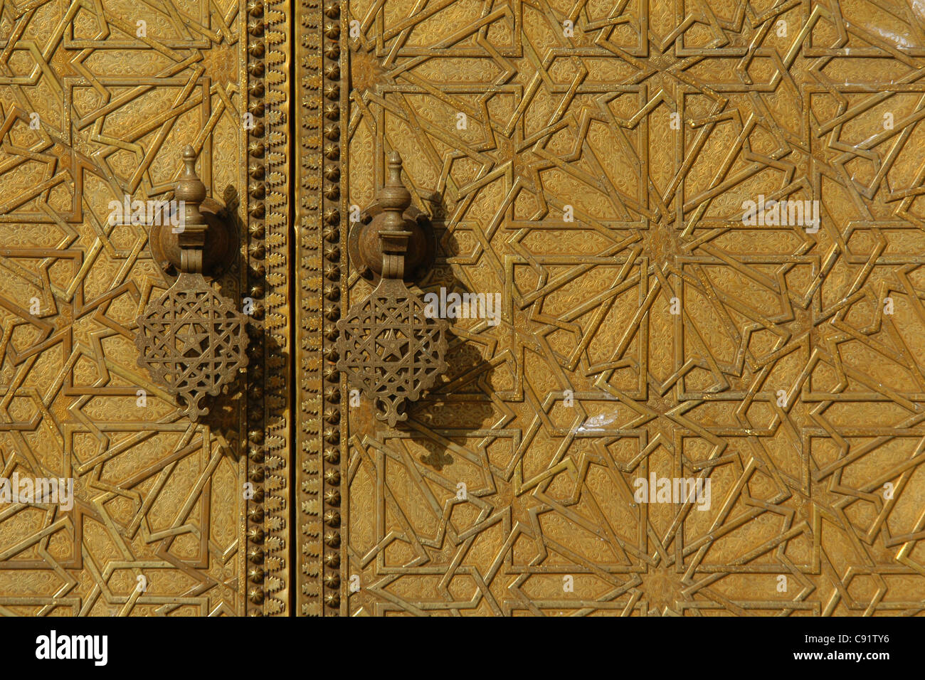 Le laiton porte du Palais Royal de Fès, Maroc. Banque D'Images