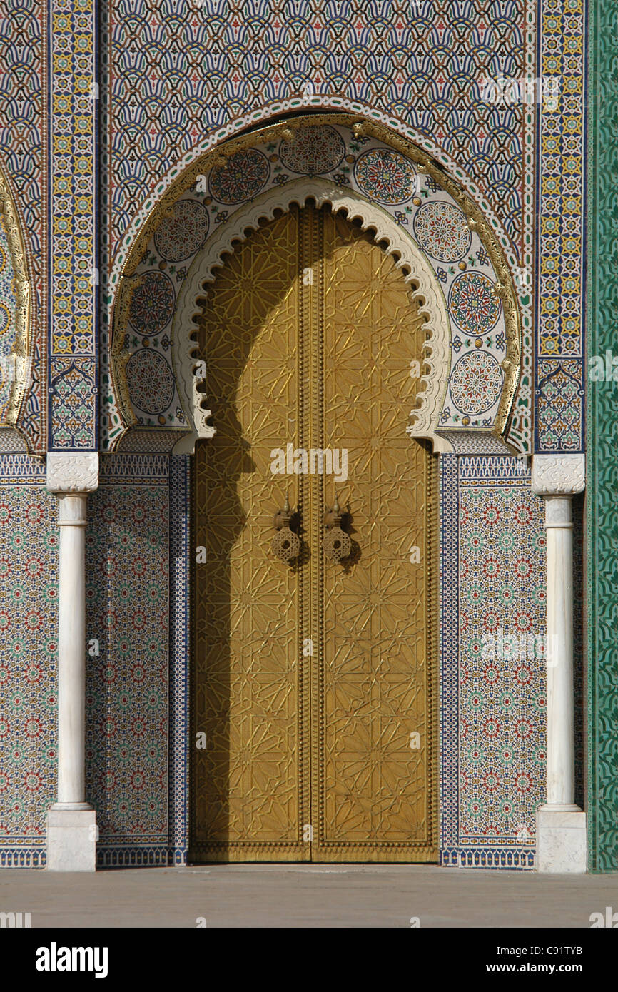 Le laiton porte du Palais Royal de Fès, Maroc. Banque D'Images