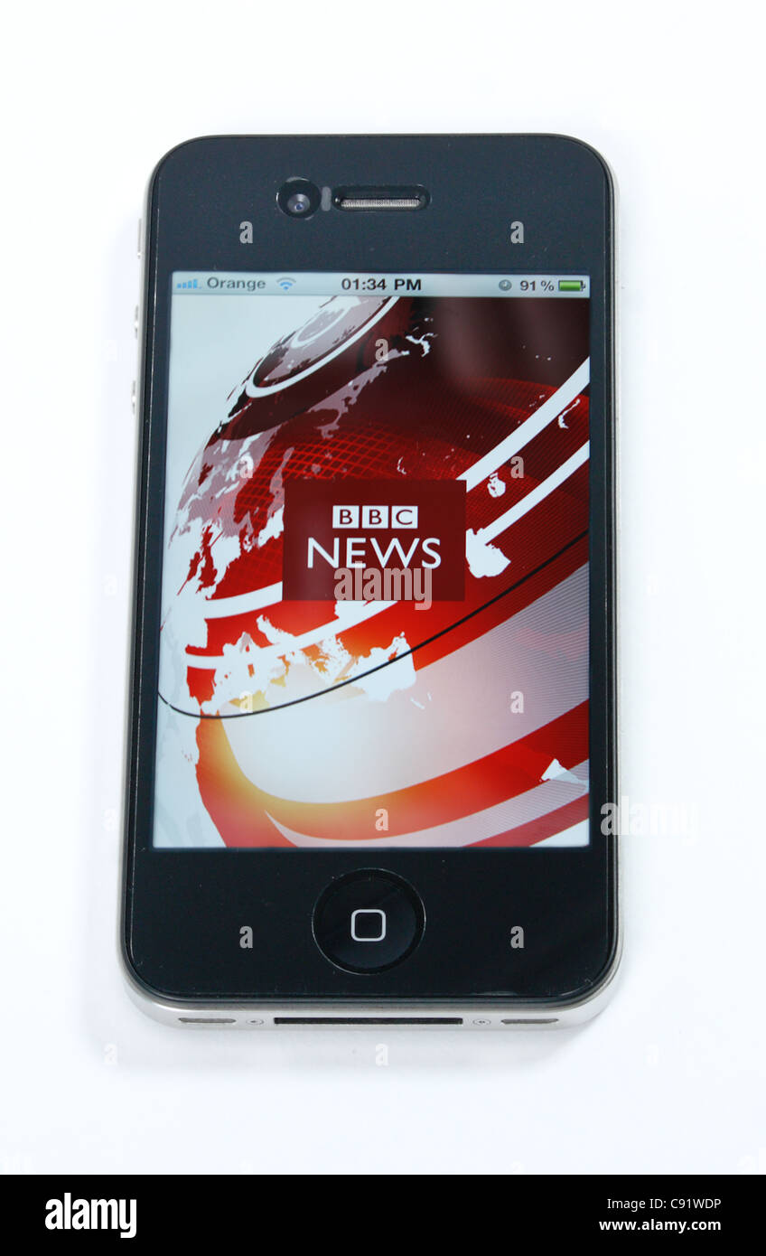 Un iphone 4 téléphone mobile affichage de la BBC News web application sur un arrière-plan blanc coupé. Banque D'Images